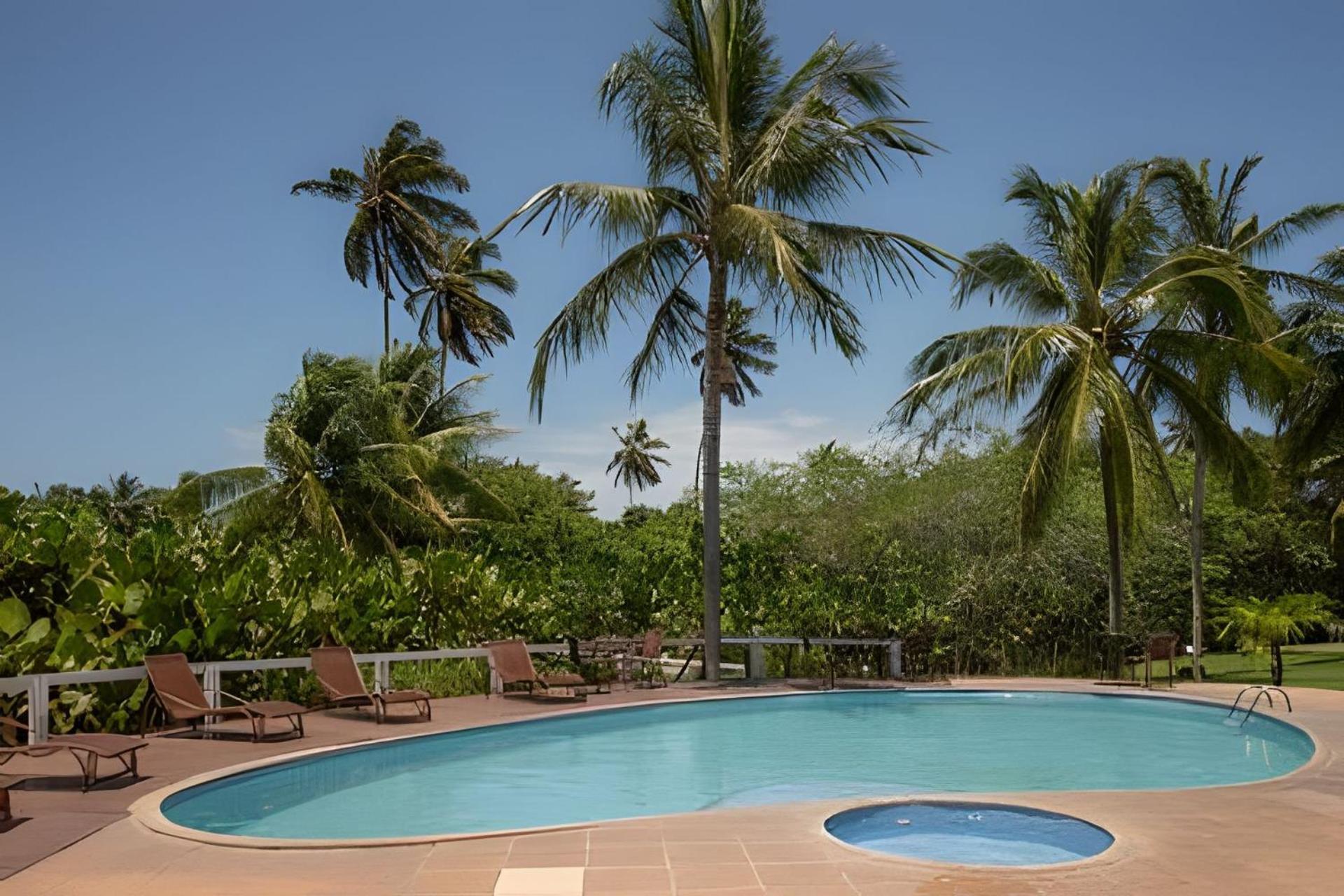 Taperapuan Beachfront Haven: Poolside Retreat with Wi-Fi Porto Seguro Exterior photo